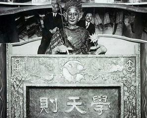 Makoto Nishimura (left of Gakutensoku) and one of his assistants, Bōji Nagao, pose with the robot.</p>
<p>